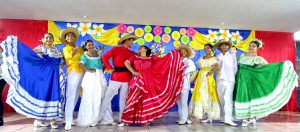 Estudiantes celebran Día Nacional del Huipil