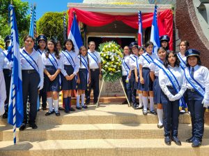 Comunidad Educativa coloca ofrenda floral en homenaje al General Benjamín Zeledón