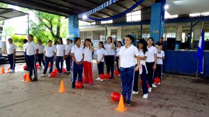 Estudiantes del Instituto Miguel Bonilla participan en jornada de juegos tradicionales y ejercicios de velocidad   