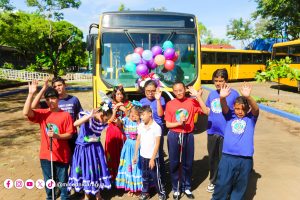 Estudiantes de Escuela de Educación Especial Melania Morales, reciben flota de modernos buses