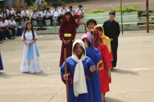 Estudiantes de secundaria preparan ambientes navideños