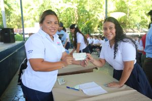 Celebran entrega de Bono Presidencial 2024 en el Instituto Enrique Flores