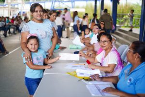 Niñas y niños de Educación Inicial, Primero y Segundo Grado de Primaria del Colegio Barrilete de Colores reciben Bono Presidencial Escolar